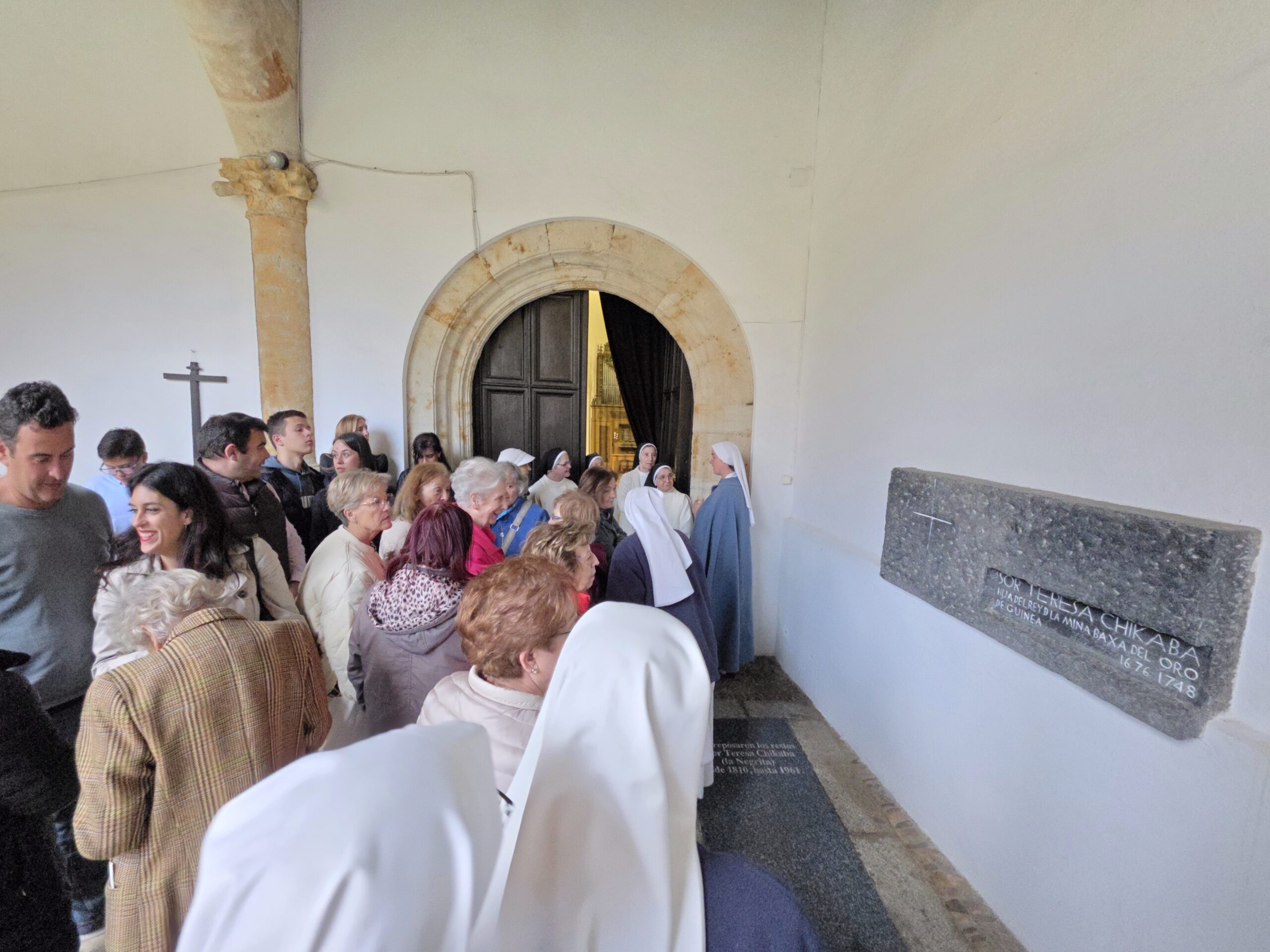 Las Dominicas junto al sepulcro de Sor Teresa en el claustro de Las Dueñas