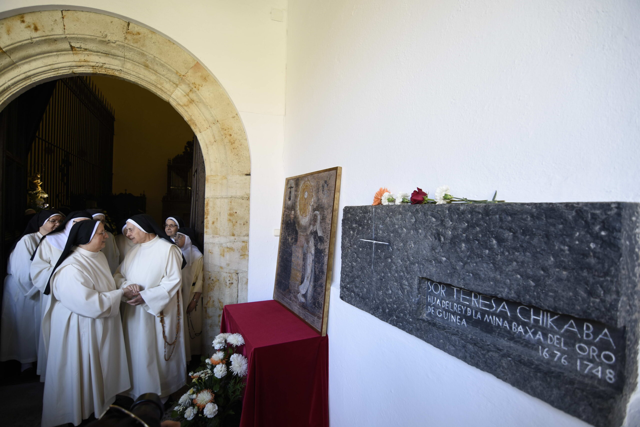 Religiosas Dominicas junto al sepulcro de Sor Teresa en el claustro del monasterio